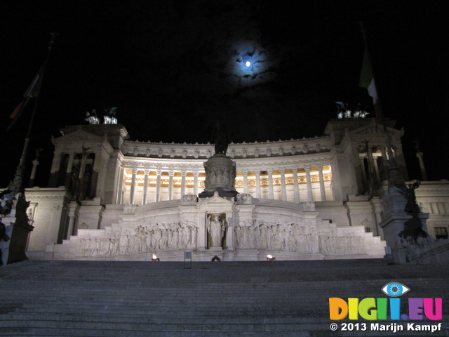 SX31957 Altare della Patria at night